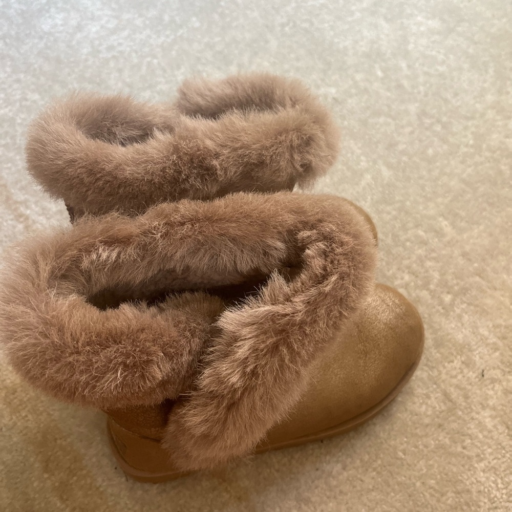 Women’s Ugg’s size 6 - Picture 2 of 6